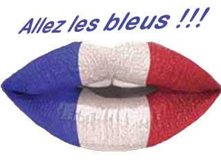 Bouche bleu blanc rouge de supportrice des bleus