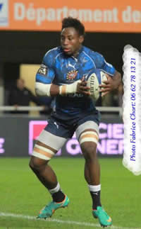 photo de Fulgence Ouedraogo avec un ballon de rugby